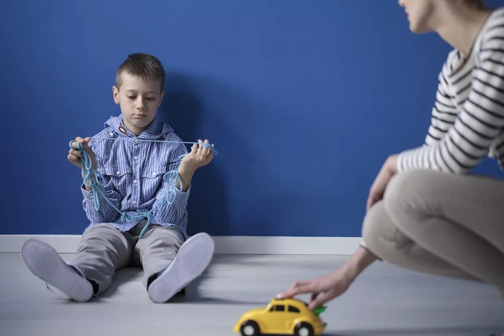 Мальчик играет на полу. Аутизм у детей. Дети с аутизмом иллюстрации. Грустный мальчик сидит на полу. Синдром Аспергера фото.