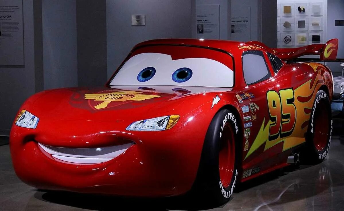 Как выглядит молния маквин. Молния маккуин. молния маккуин мультфильм. mcqueen молния маккуин. мак куин тачки.