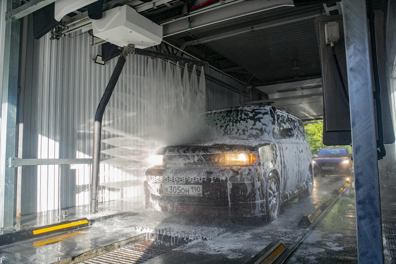 Робот моет машину. Мойка robot car wash. автомойка робот москва. сеть робот-автомоек &quot;умная мойка&quot;. мойка автоматическая бесконтактная роботизированная.
