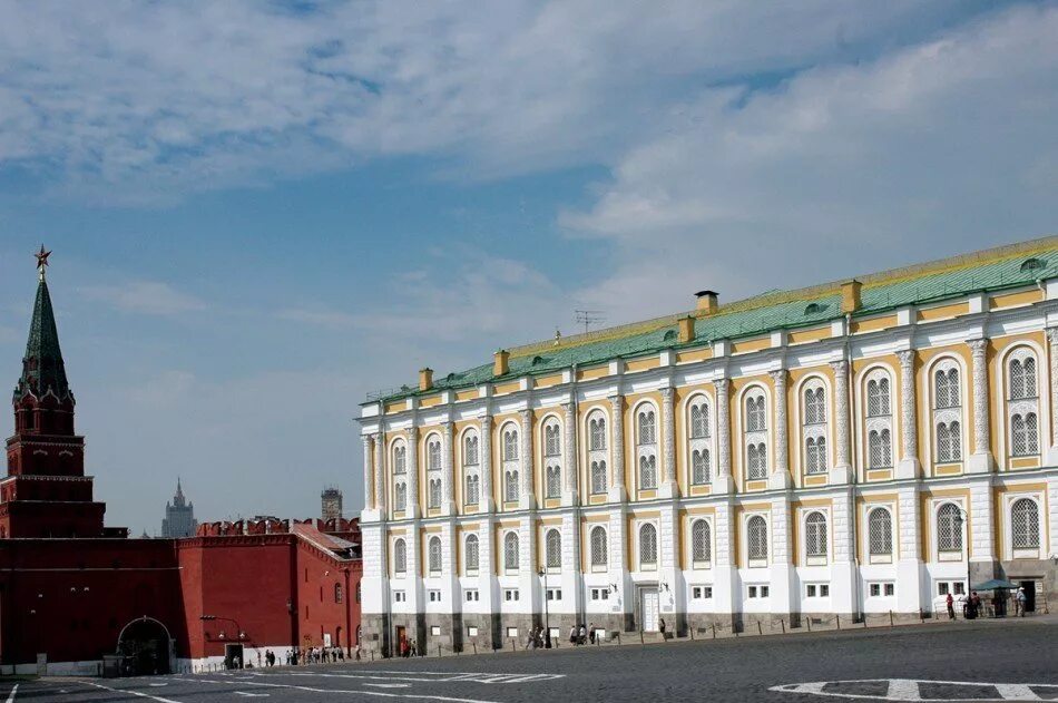 Оружейная палата Московского Кремля. Музей Оружейная палата в Москве. Оружейная палата Кремля здание. Оружейная палата и алмазный фонд Московского Кремля. Кремлевские фонды