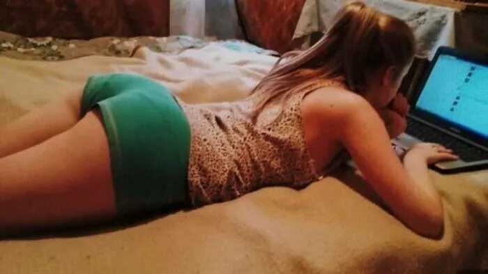 Брат фоткает голую сестру