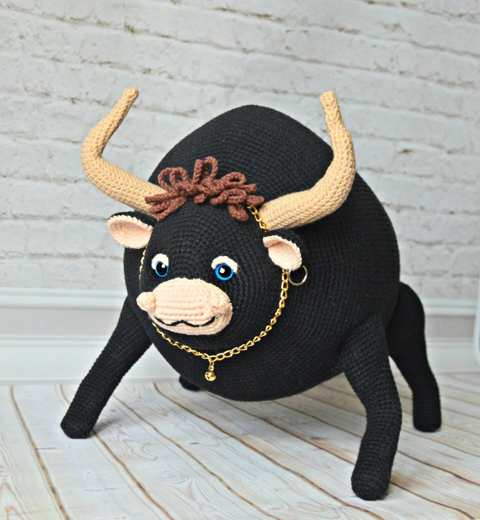 Поделка мышонок. Символ года бычок. Мягкие игрушки на новый год своими руками. Новогодняя игрушка бычок из фетра. Новогодняя поделка бык.