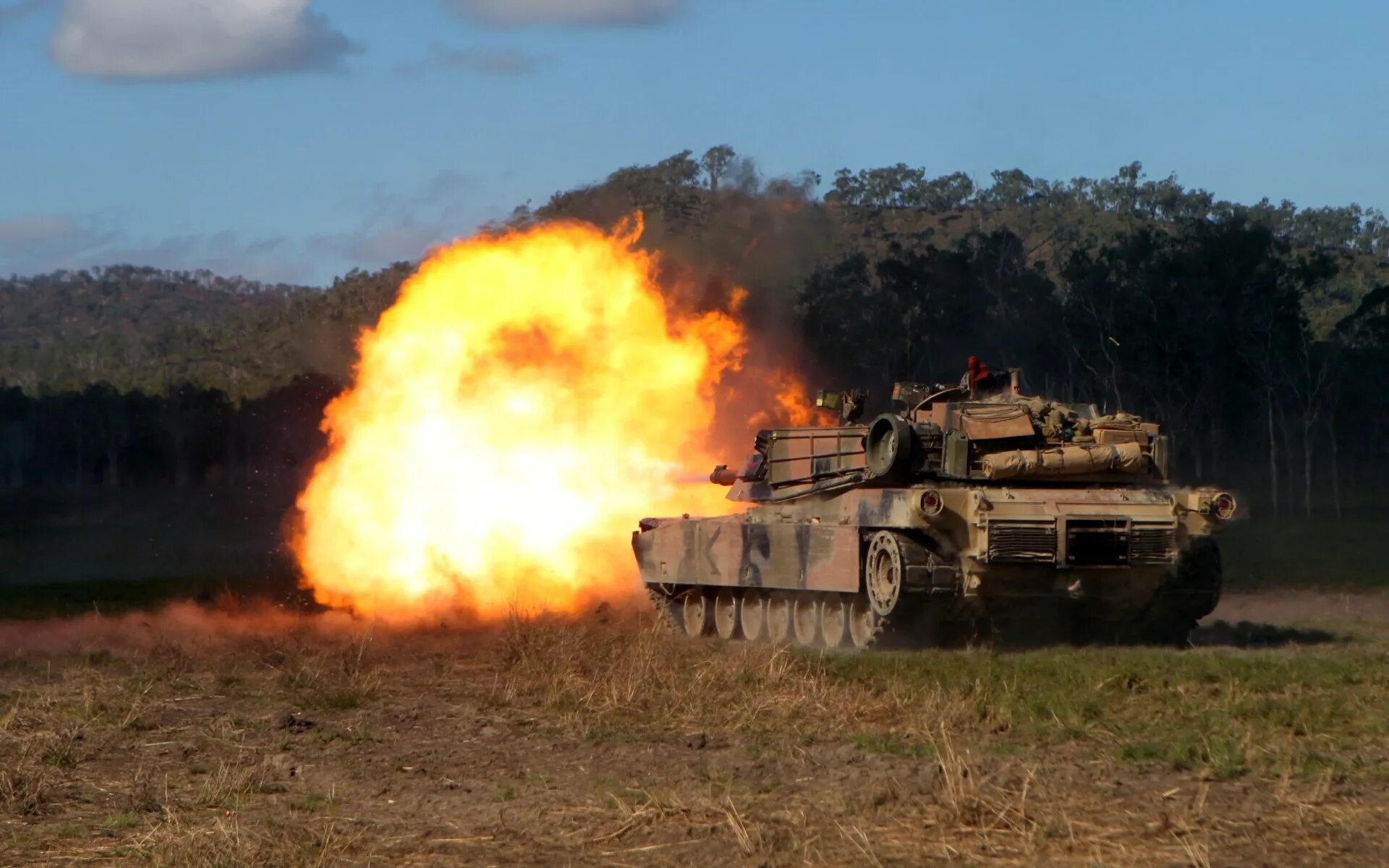 Танк машина стреляют. M1 «Абрамс» фото. Танк м1а1. M1a1 aim Australia. Огонь танка т72.
