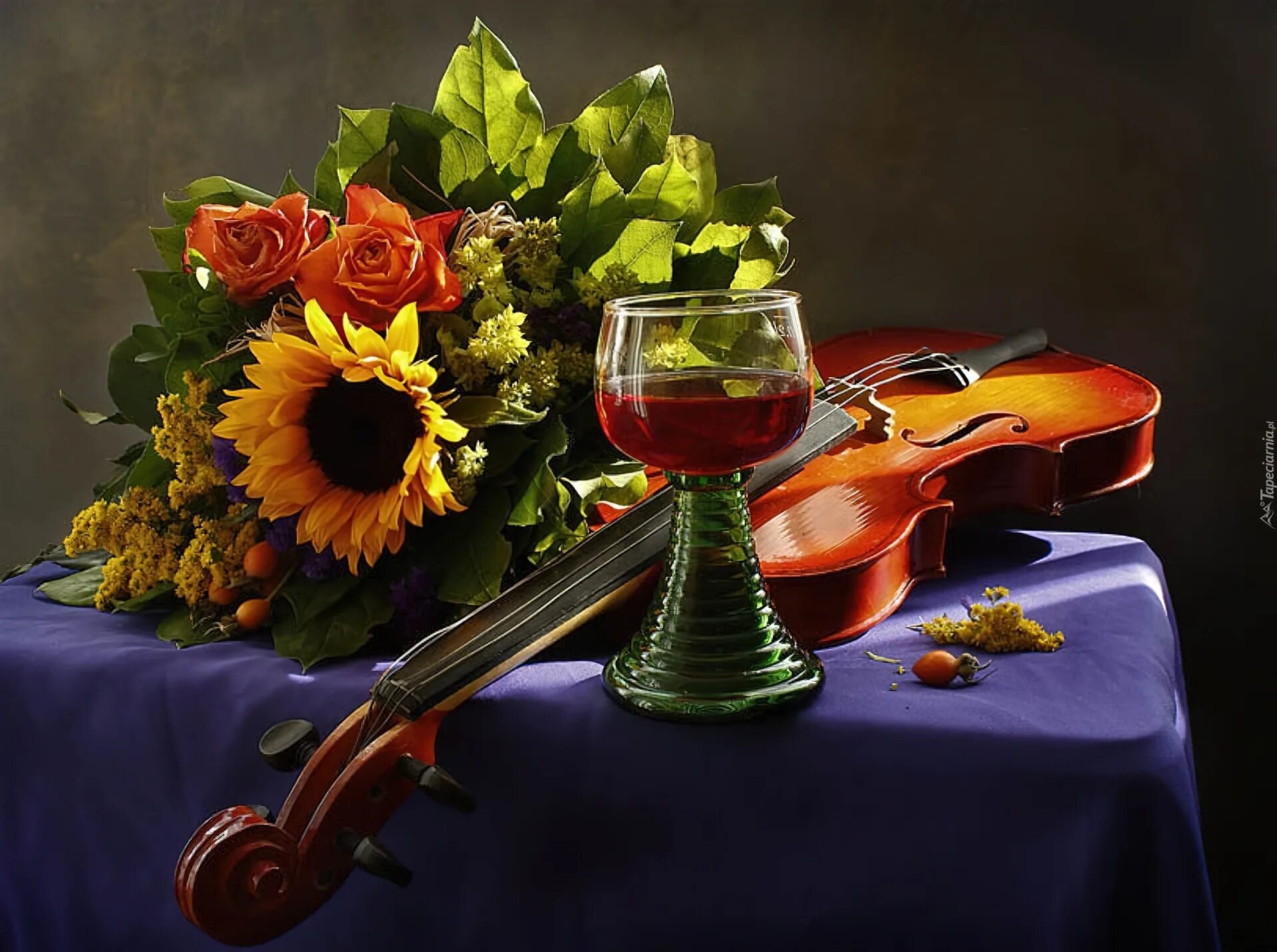 Музыка гитара и скрипка. Натюрморт с музыкальными инструментами. Музыкальные инструменты и цветы. Натюрморт со скрипкой. Красивая вечерняя композиция.