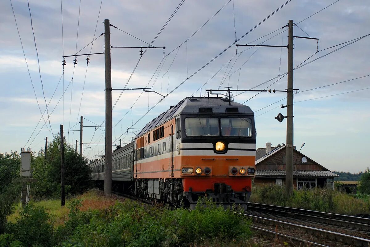 поезд великие луки санкт-петербург. тэп 70 на станции великие луки. петербург великие луки жд. петербург великие луки жд. поезд великие луки жд вокзал.