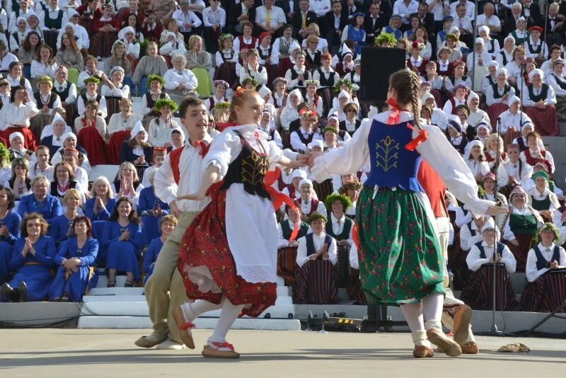 Праздничное выступление. 12 июня концерт. Праздник концерт. Костюмы для вокального коллектива. Праздничный концерт картинка.