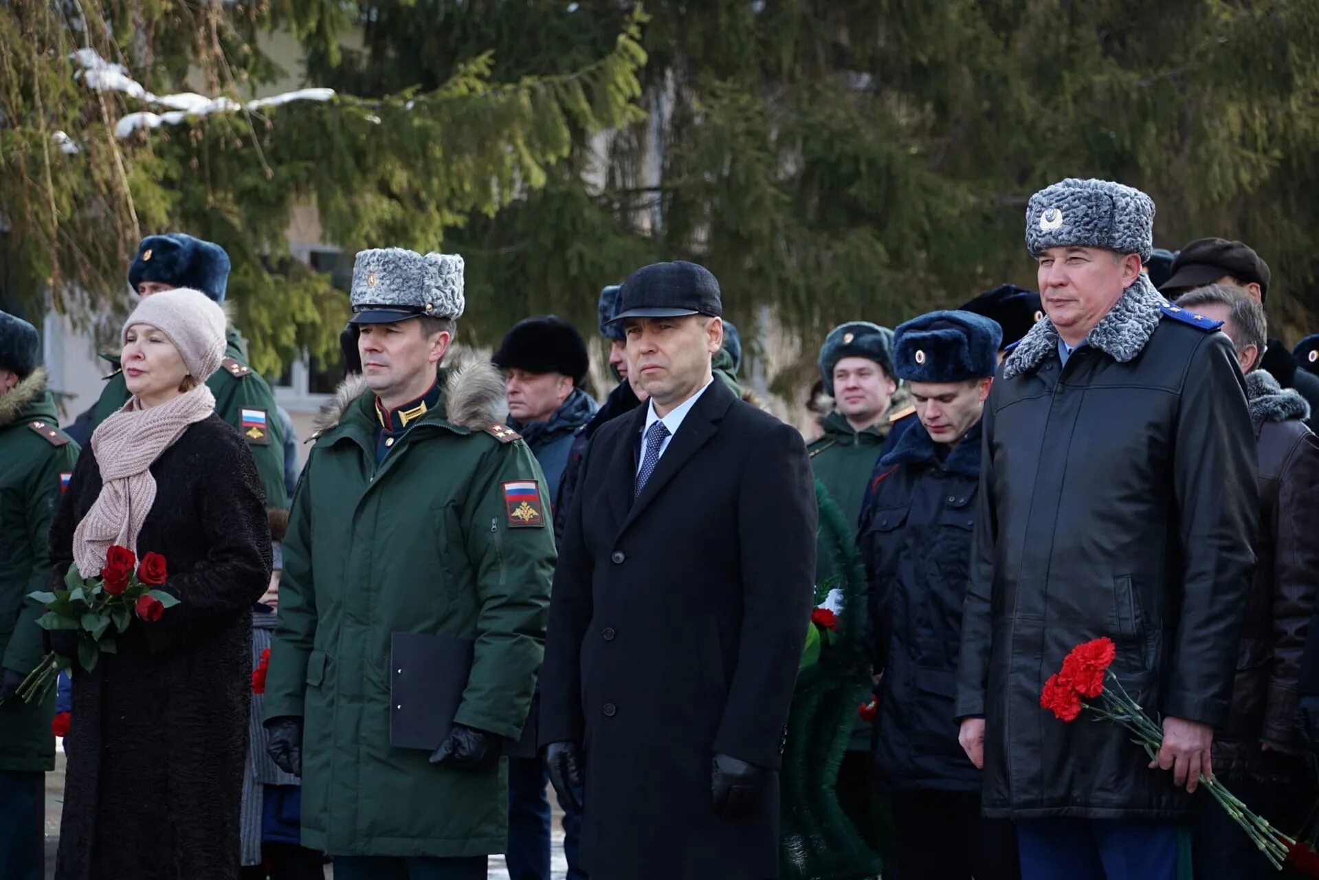 23 Февраля в Кургане возложение. Вечный огонь Курган. 9 Мая Усинск 2022 возложение. Курган вечный огонь 2021 год фото.