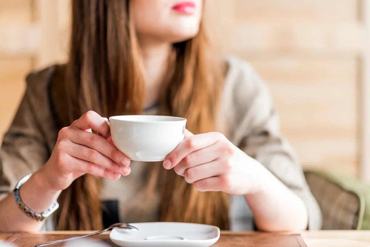 две чашки чая. кружка чая в руках. руки кружка чая. чашка чая. чашка чая в руках.