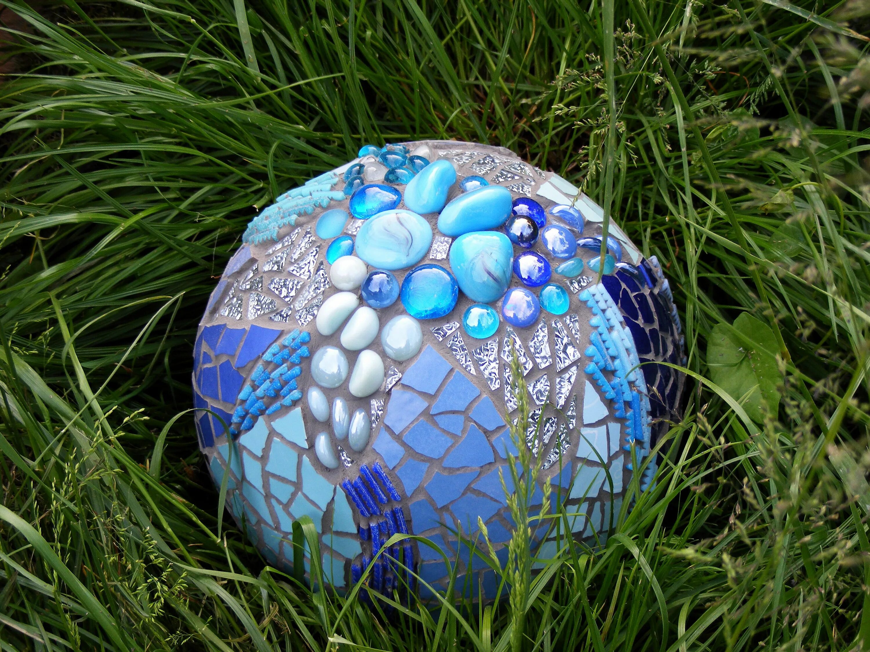 Шары для сада своими руками. Мозаичные шары для сада. Декоративные шары для сада. Керамические шары для сада. Декоративный шар для сада.