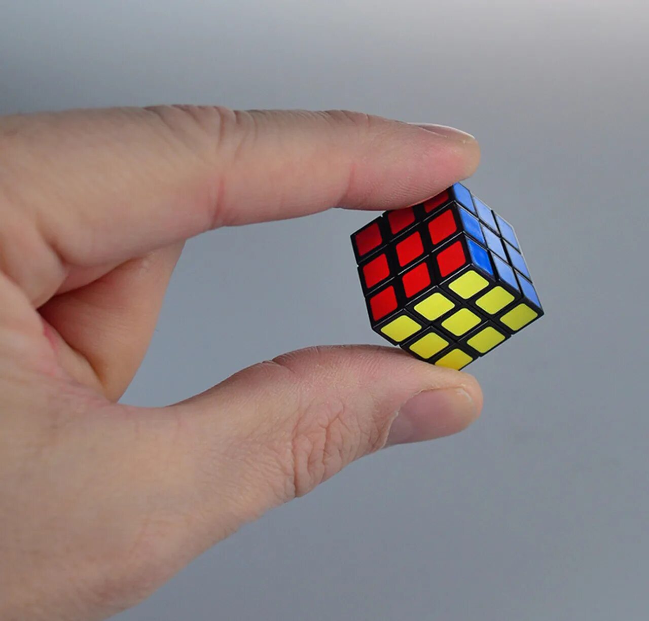 Кубики рубики самые. Мини кубик Рубика 3х3. Кубик рубик 3 на 3 маленький. Самый маленький кубик Рубика 3х3. Самый большой кубик рубик 3 на 3 в мире.