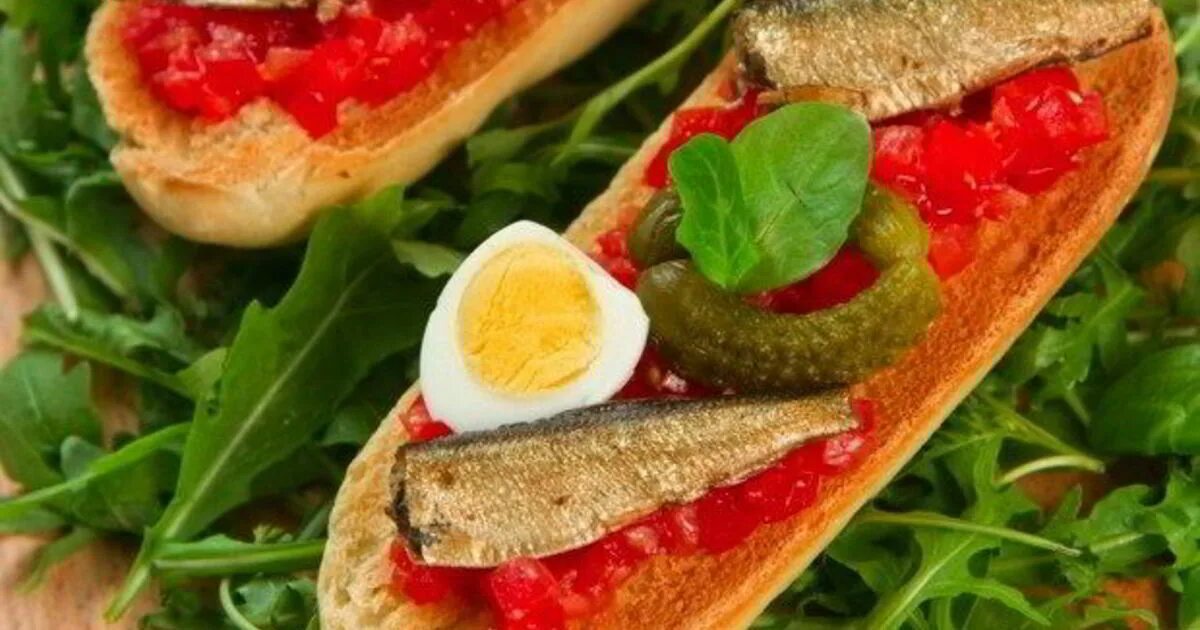 Брускетты со шпротами. Брускетта со шпротами и огурцом. Брускетта шпроты. Брускетта со шпротом. Брускетты со шпротами.