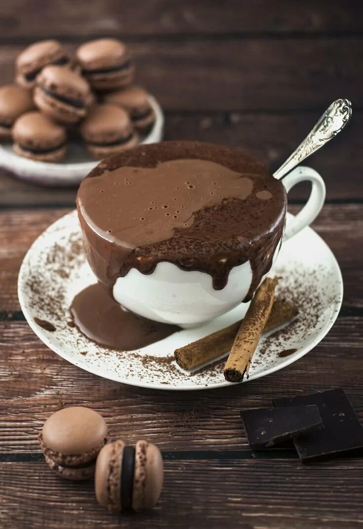 Кофе шоколадом картинки. Кофе и шоколад. Чашка кофе. Десерты в шоколадных чашечках. Кофе и пирожное.