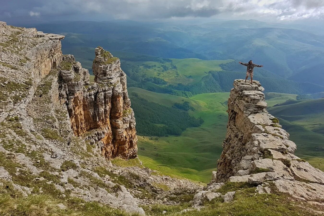 Кисловодск гора бермамыт. Кисловодск высокие горы. Плато бермамыт кисловодск. Кисловодск природа горы. Горы за кисловодском.