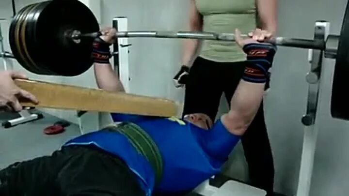 Поднять 300 кг. Жим лежа 300 кг. Мурад Алибеков жим лежа. Bench Press 300.