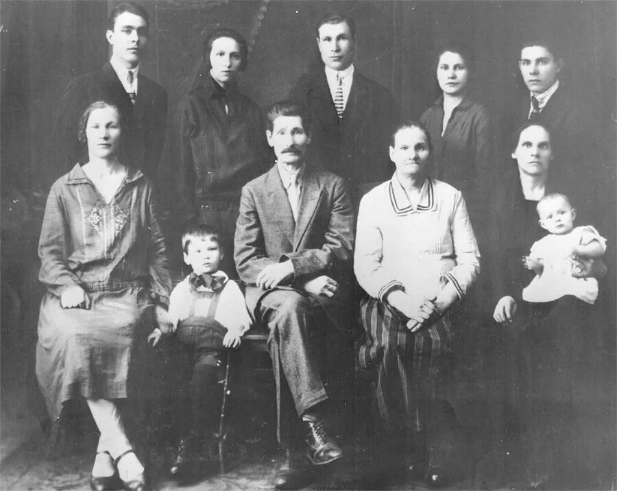 Брежнев в молодости. Брежнев родители. Яковлевич брежнев отец л. И. Брежнев родители.