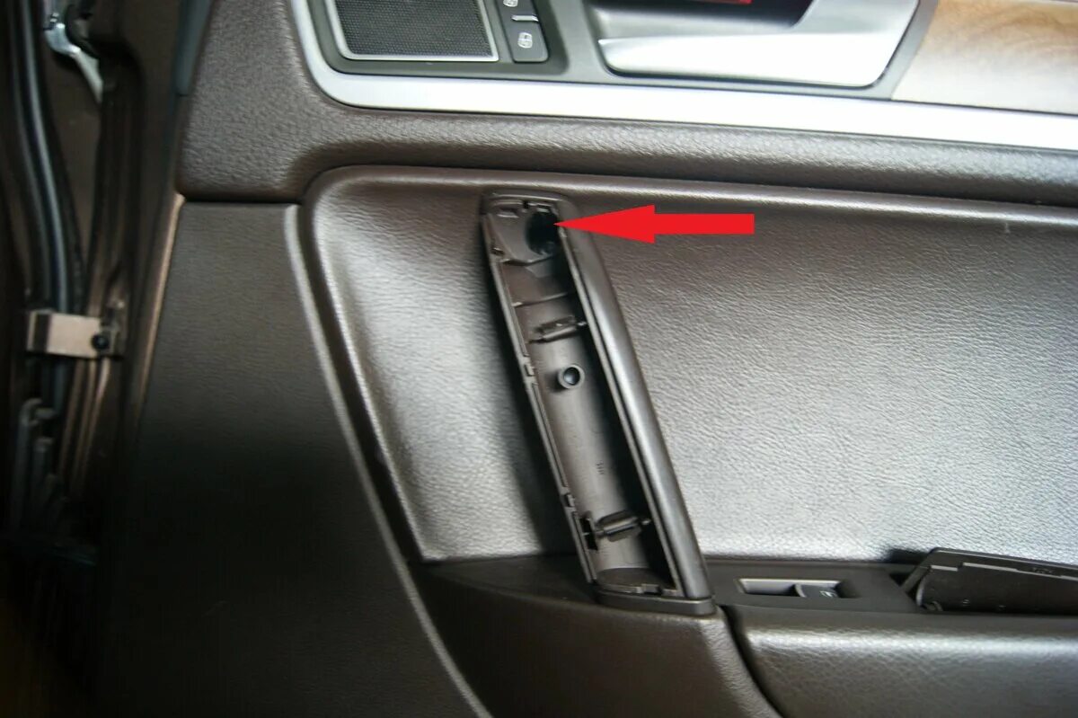 Снять обшивку двери туарег. Кнопка открывания люка VW Touareg NF. Кнопка закрывания задней двери Туарег 2008. Антенна передней двери Туарег NF 2014.