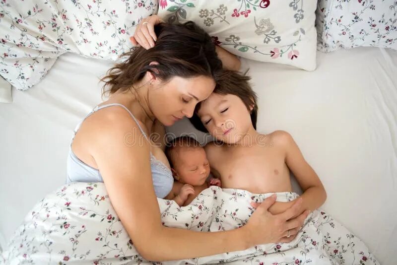 Мом son kiss. Взрослые тетки и мальчики. Мом son kiss. Женщины соблазняют молодых. Молодые мамы в постели.