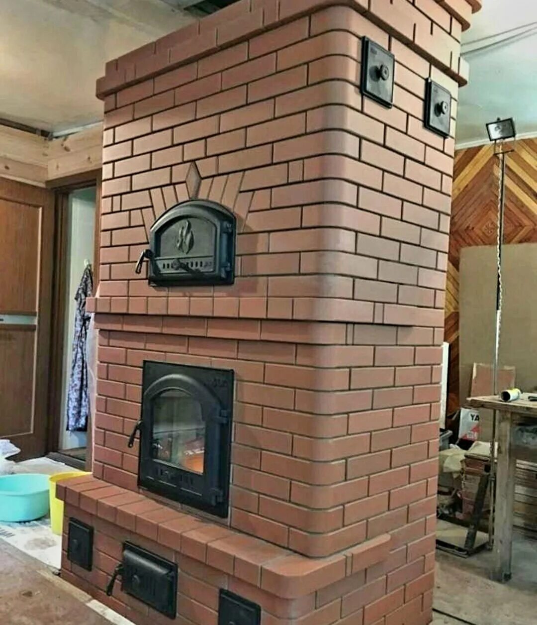 Колпаковая кирпичная печь для дома на дровах. Печка на дровах из кирпича. Дровяная отопительная печь камин кирпичная. Печь в доме из кирпича. Печка на дровах из кирпича.