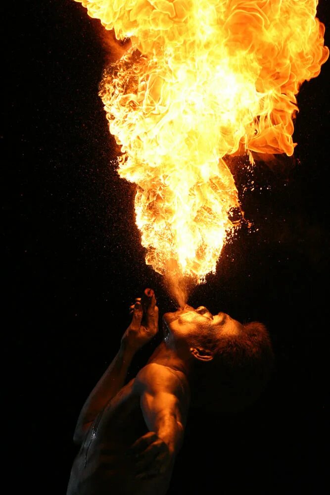 Факела горят в руках мод. Огненный человек. Огонь внутри человека. Мужчина в огне. Красивый огонь.