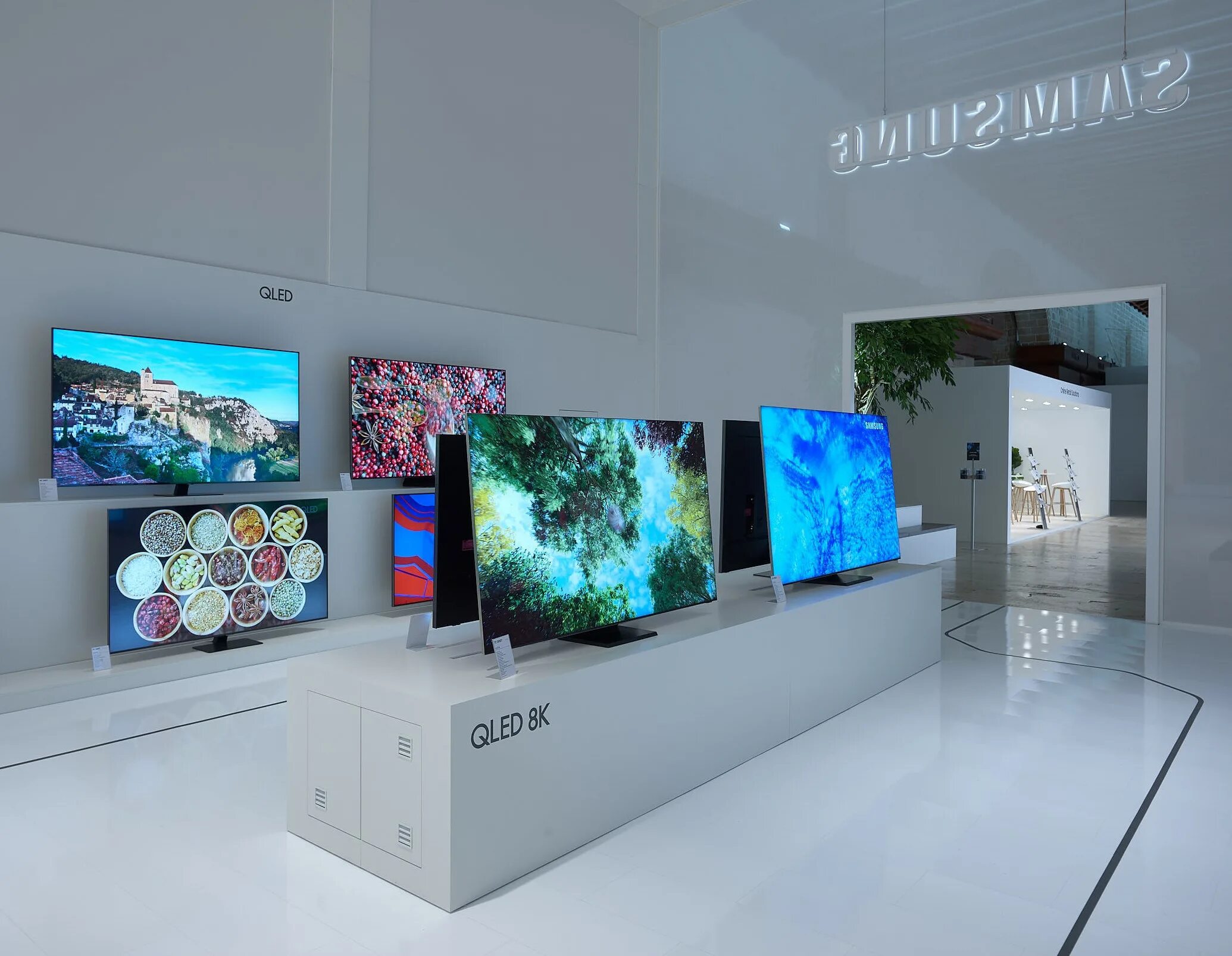 Телевизоры нового поколения. Samsung QLED 8k. Телевизор Samsung QLED 8k 2020. Samsung 8k TV 2020.