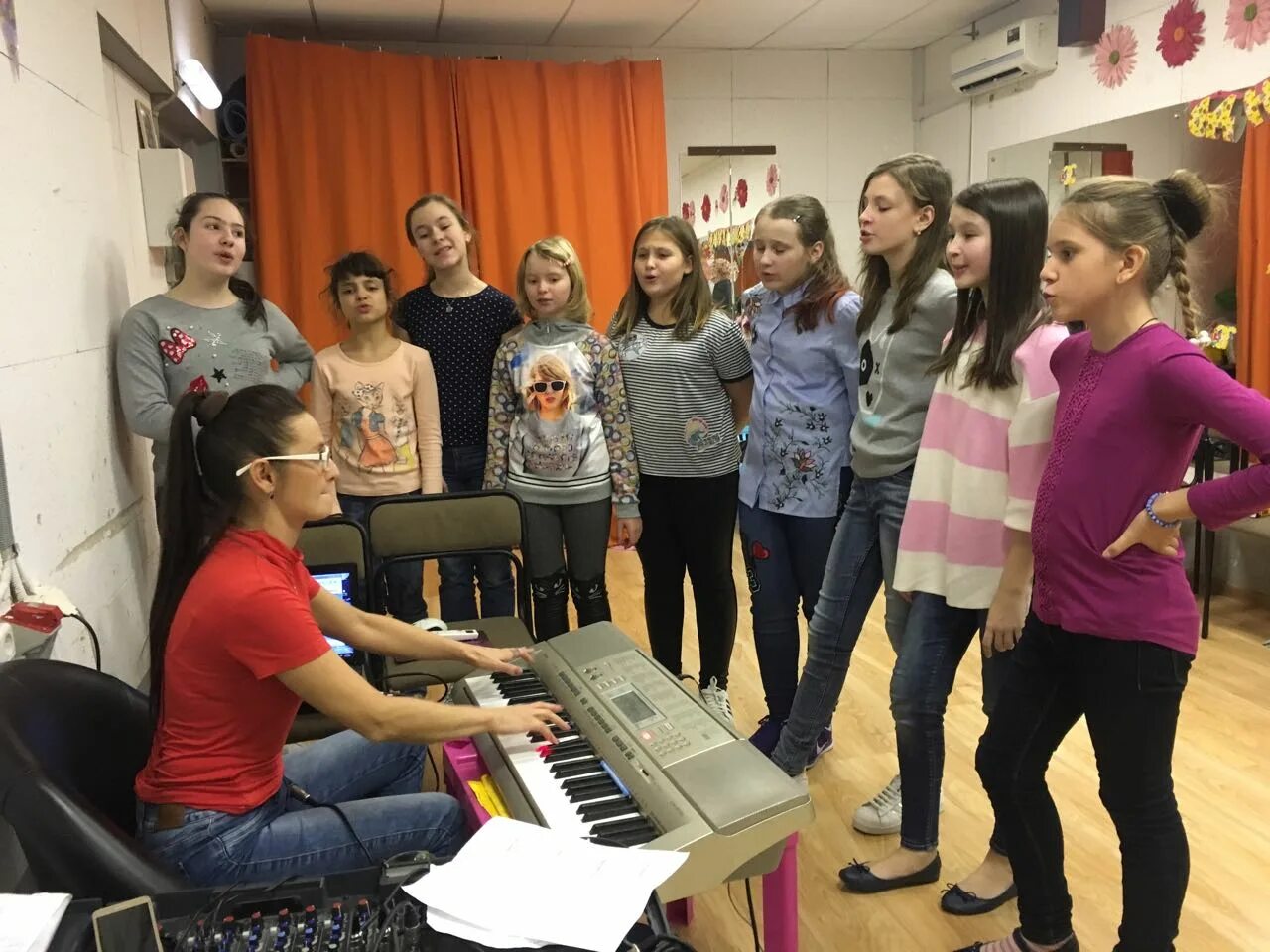 Арт студия аллегро спб шушары. Шоу студия аллегро радужный. Вокально-эстрадная студия "аллегро". Студия аллегро. Урок хореографии.