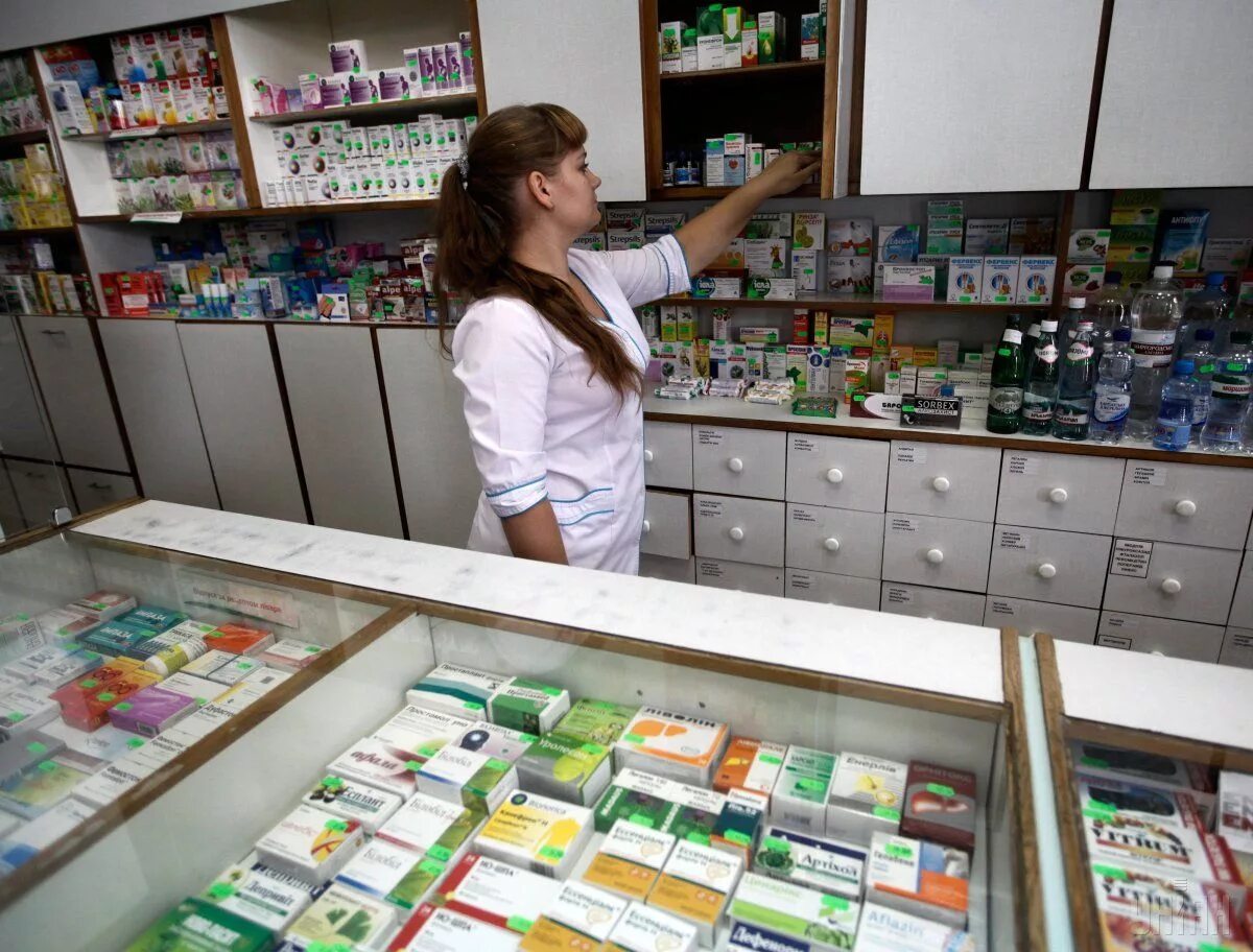 Доступные таблетки. Аптека лекарства. Аптека Украина. Прилавок аптеки. Фото лекарств в аптеке.
