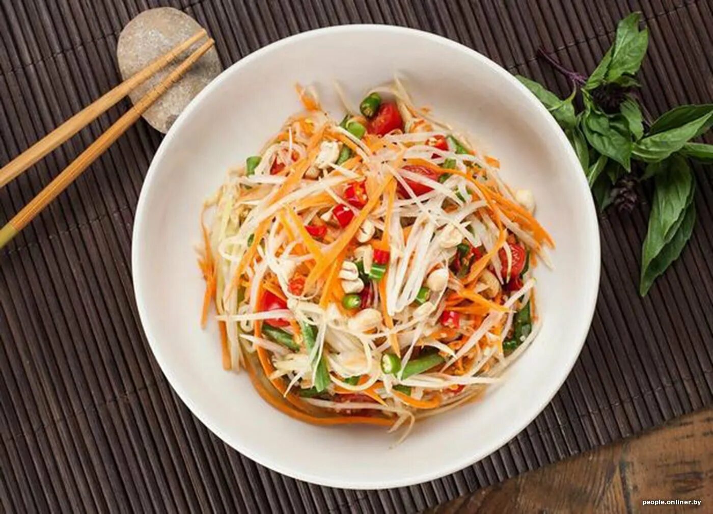 Som tam papaya salad. Тайский салат из зеленой папайи сом там. Салат папайя из тайланда. Сом там салат тайский. Папайя салат.