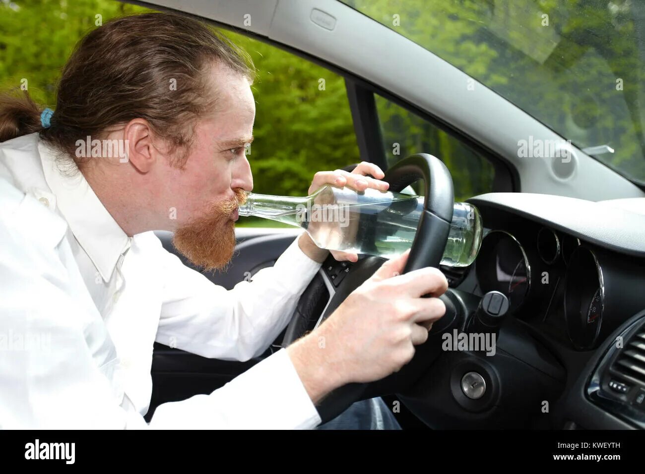 Driving under the influence. За передачу руля пьяному водителю. За рулем с бутылкой. Водитель с бутылкой за рулем. За передачу руля пьяному водителю.