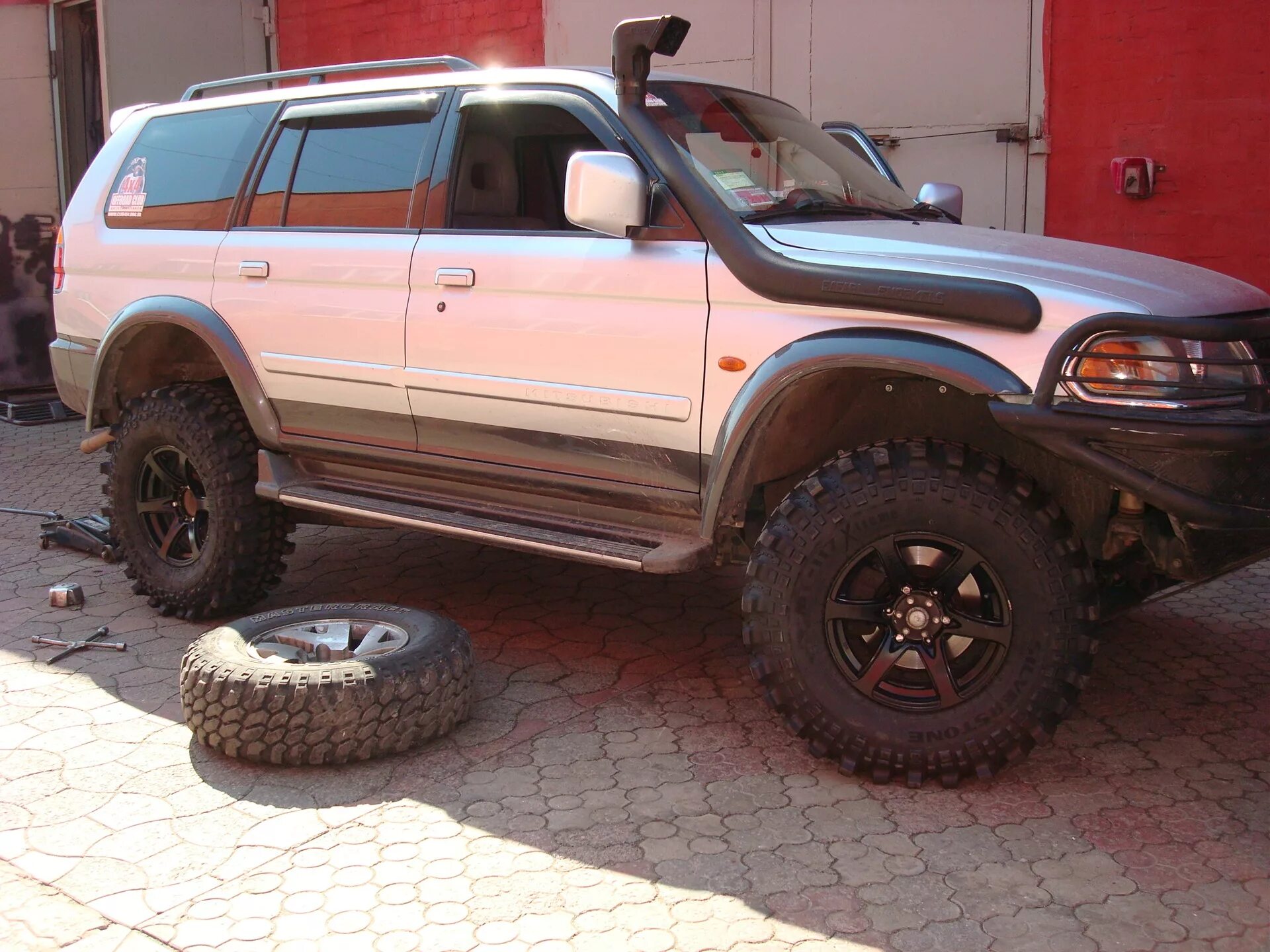 Mitsubishi pajero sport на 35 колесах. Мицубиси паджеро спорт 2 33 колеса. Mitsubishi pajero sport 2013 tuning. Митсубиси паджеро спорт 2 на 33 колесах. Pajero sport 35 колеса.