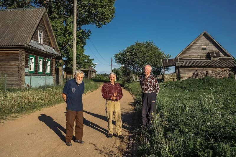 Переехали из города в село. Деревня глубинка Тверская область. Битуха Тверская область деревня. Деревенские люди. Современная деревня.