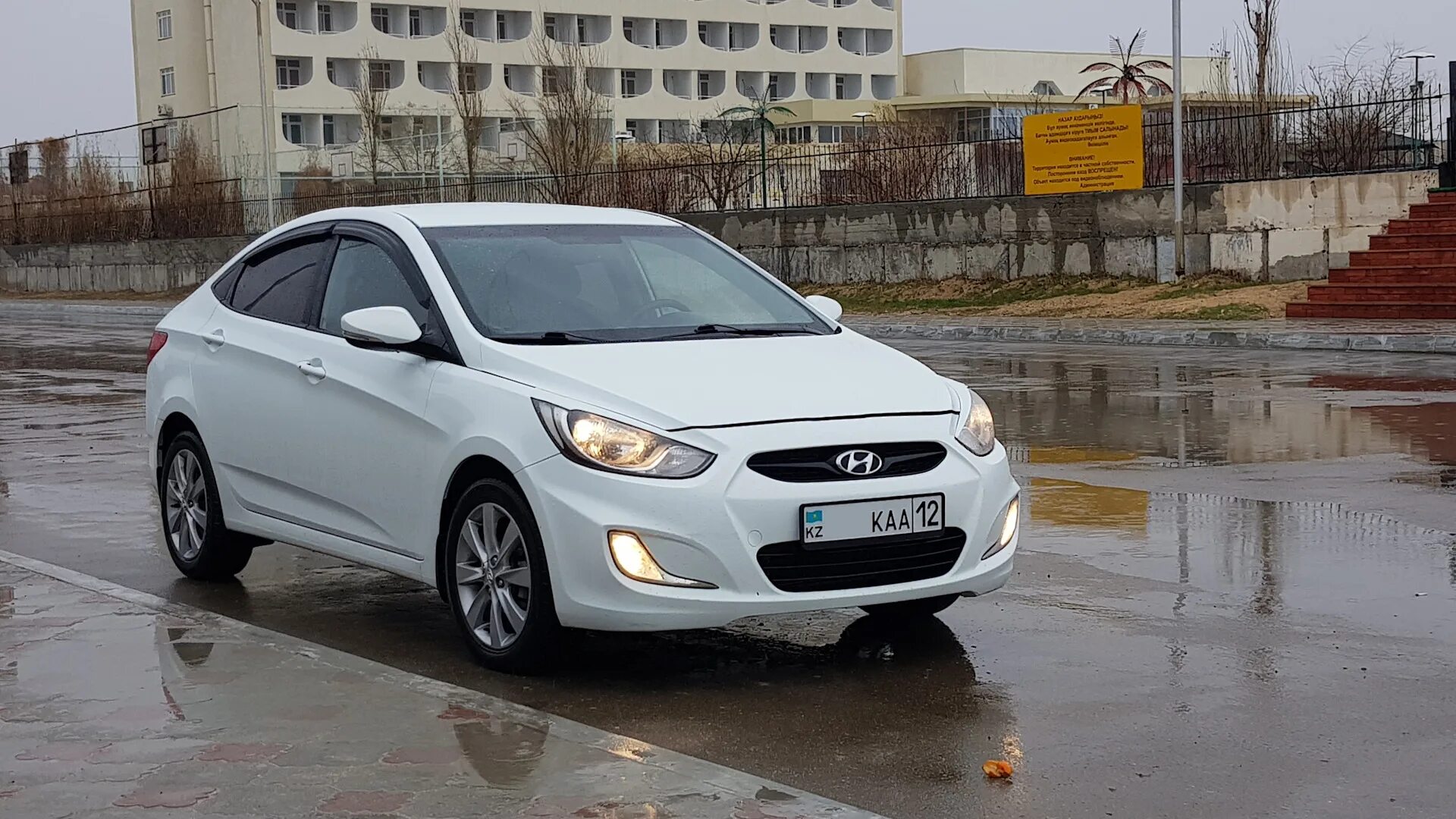 Выбираем солярис. Hyundai Solaris 2013 и Kia Rio. Хендай Солярис 2005. Kia Rio Hyundai Solaris 2012. Hyundai Solaris 2002.