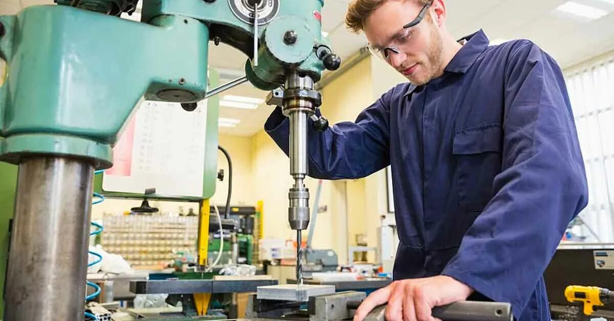 Машиностроение кем работать после колледжа. Техник технолог машиностроения. Техник технолог машиностроения. Машиностроение профессии. Технология машиностроения.