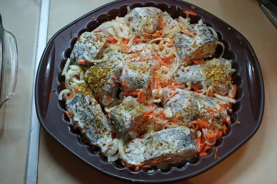 Как вкусно приготовить щуку в духовке кусочками. Щука в духовке кусочками. щука с картошечкой в духовке. щука в духовке с картофелем. щука с картошкой в духовке.