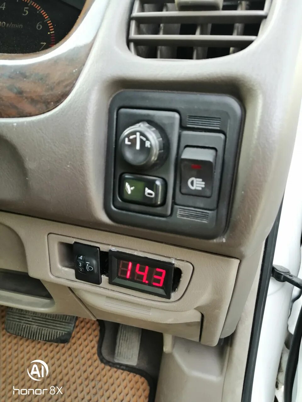Прикуриватель Ниссан. Nissan Sunny b15 переходная рамка. Часы в Nissan Sunny b15. Вольтметр в Ниссан Альмера Классик.