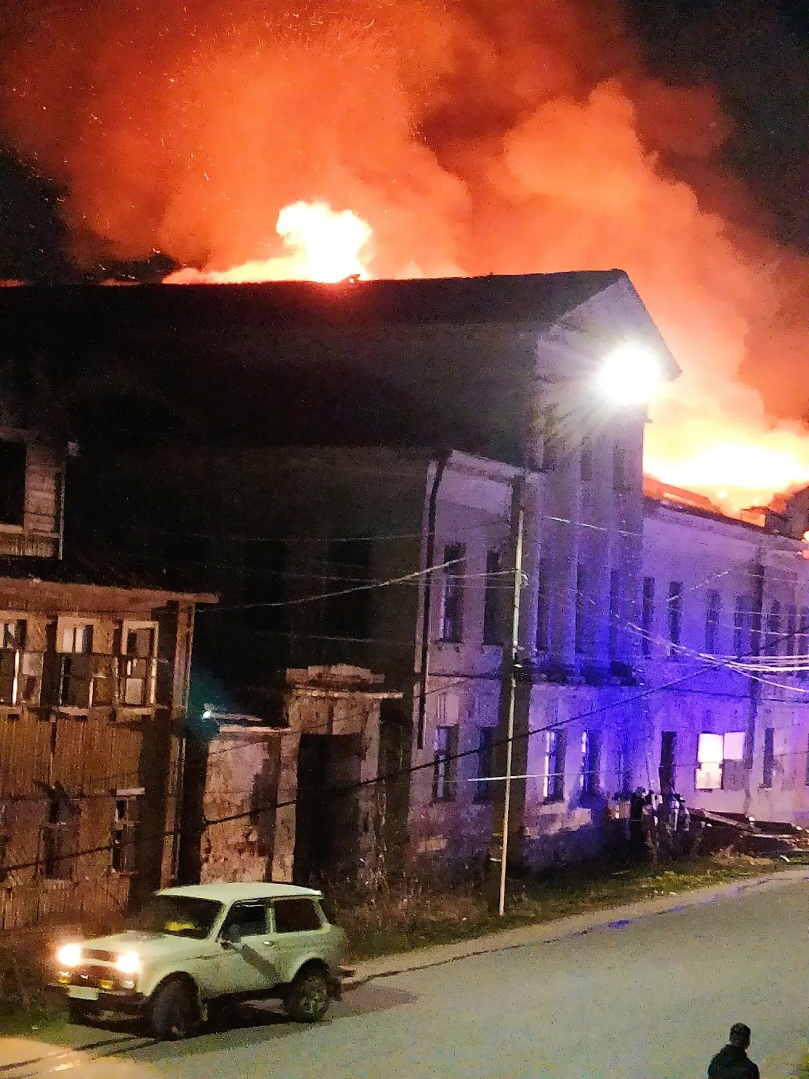 Вечер 18 11 18. Горящее здание. Пожар в здании. Пожар фото. Сгоревший город.