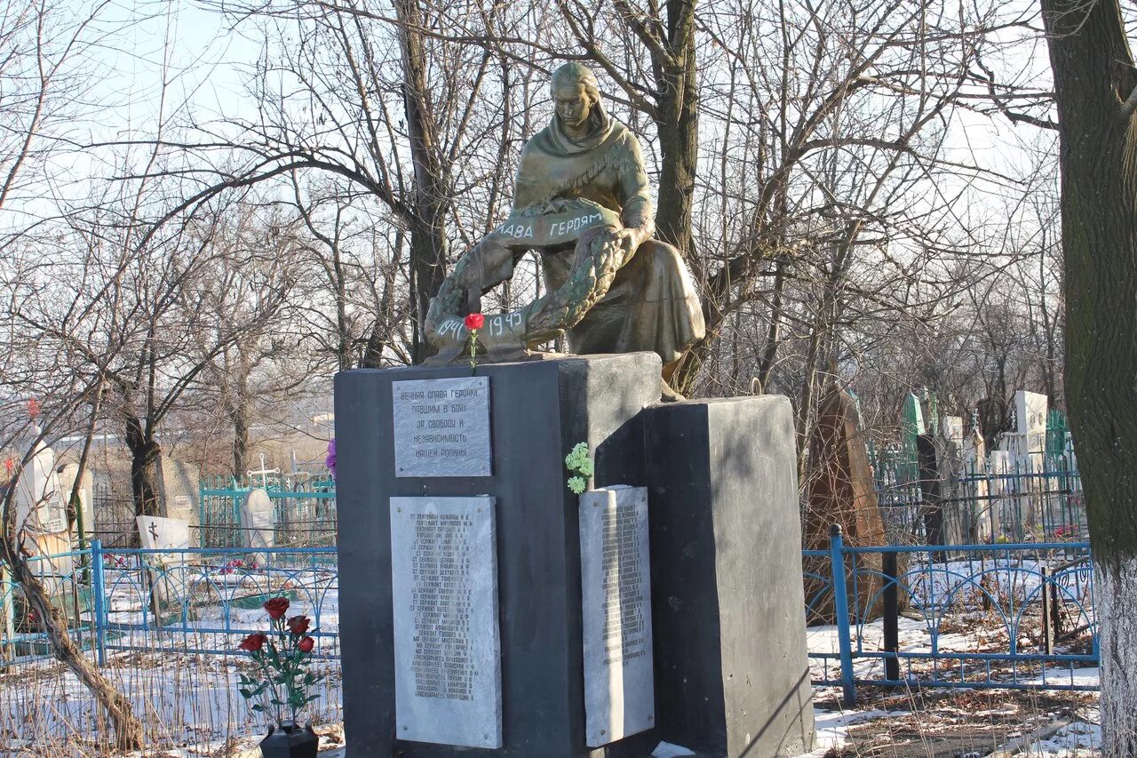 парк города новошахтинска. парк города новошахтинска. западная новошахтинск. новошахтинск церковь храм. братская могила город шахты вечный огонь.