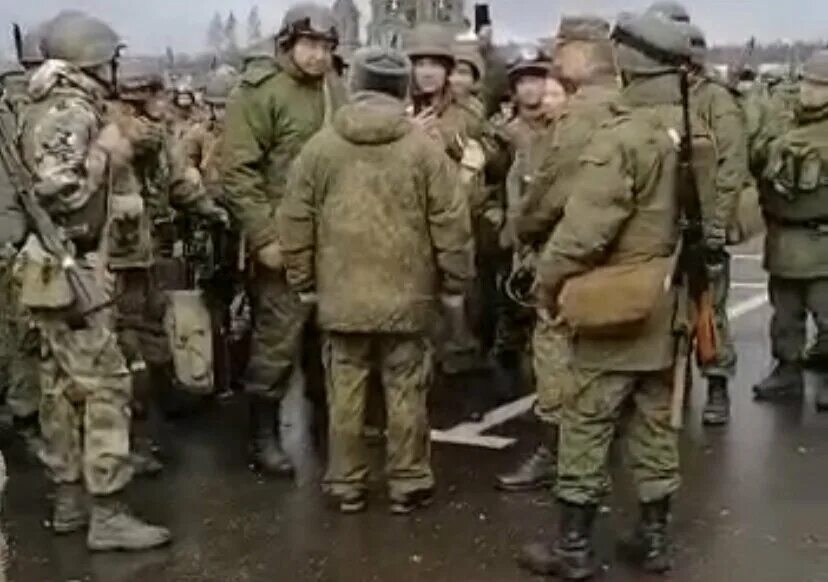 Командиры всу. Погоны офицера-майора советской армии. Мобилизованные отчитывают офицера. Погоны полковника общевойсковые ссср. Кладбище погибших на украине.