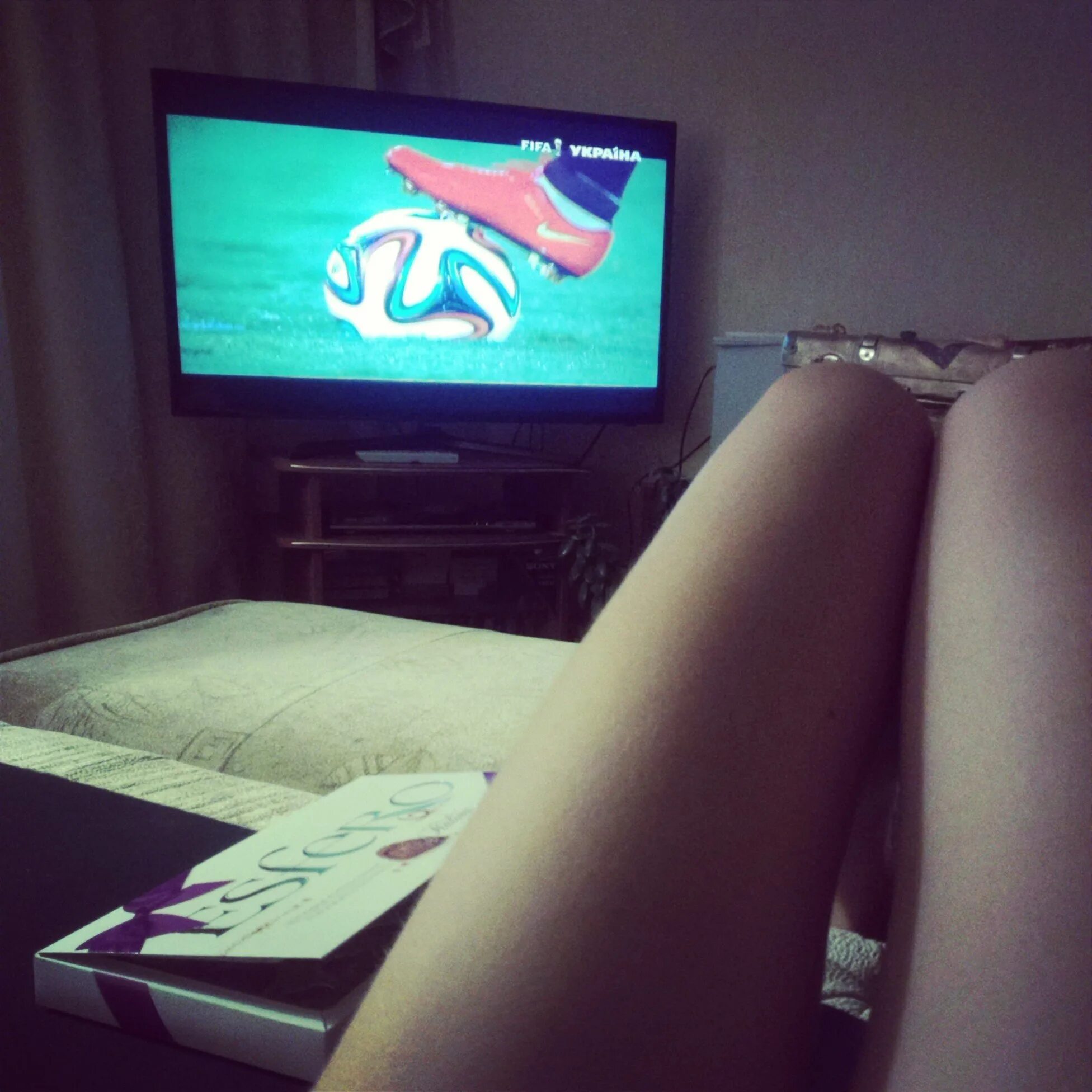 Ноги девушки ночью. Ноги на краю. Селфи ног. Ножки девушки в кровати. Размытые картинки девушек.