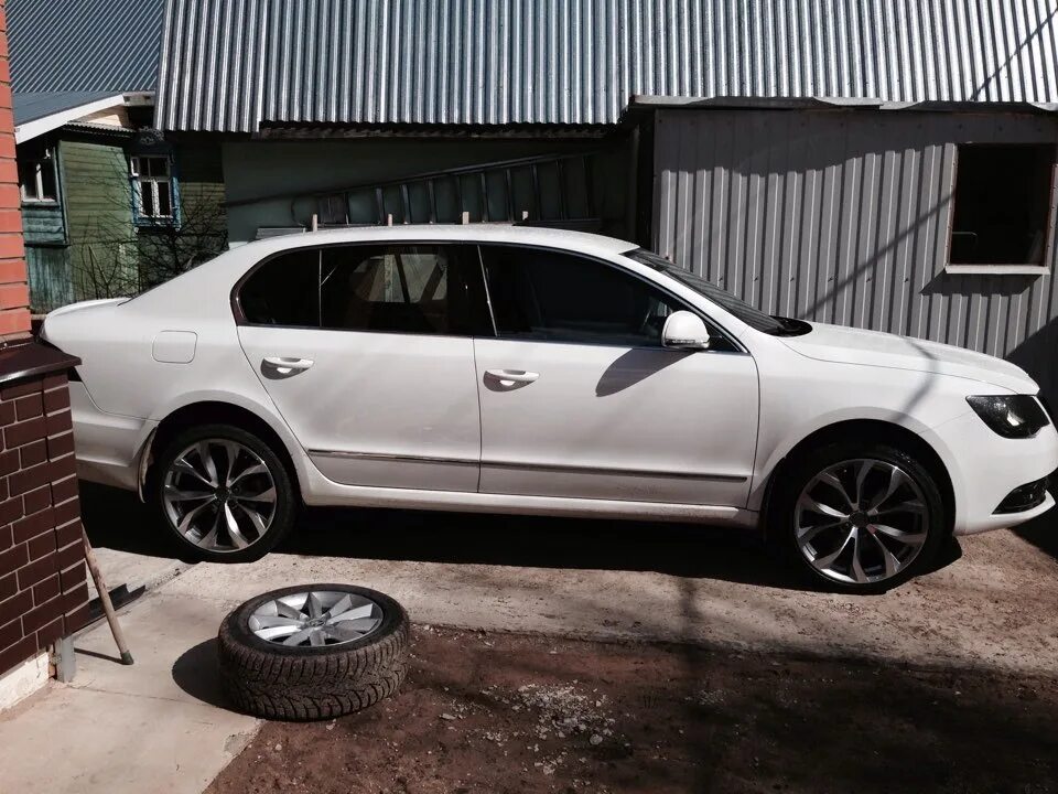 Диски на шкода суперб. Диски skoda superb r17. skoda superb диски r19. диски шкода суперб 2 r17. диски шкода суперб r19.