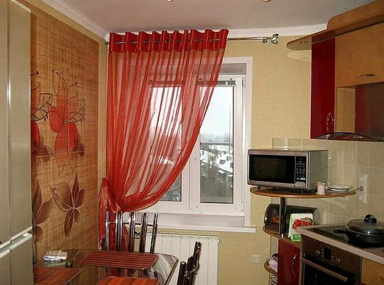 На кухне какие шторы можно. Шторы на кухню. Модные шторы на кухню. Шторы на люверсах на кухню. Занавески на кухню с балконом.