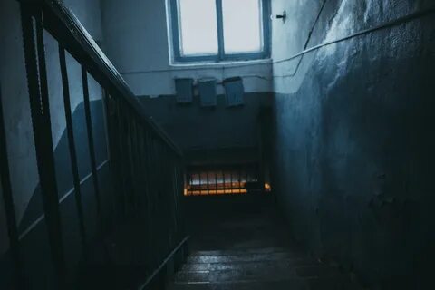 В подъезде с ней