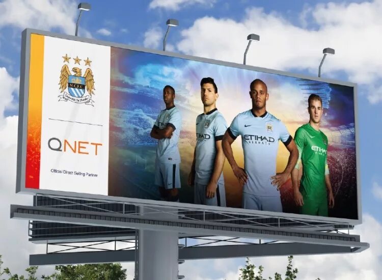 Manchester City QNET. QNET реклама Манчестер Сити. QNET Спонсор. Манчестер Сити QNET Спонсор. Реклама на стадионе