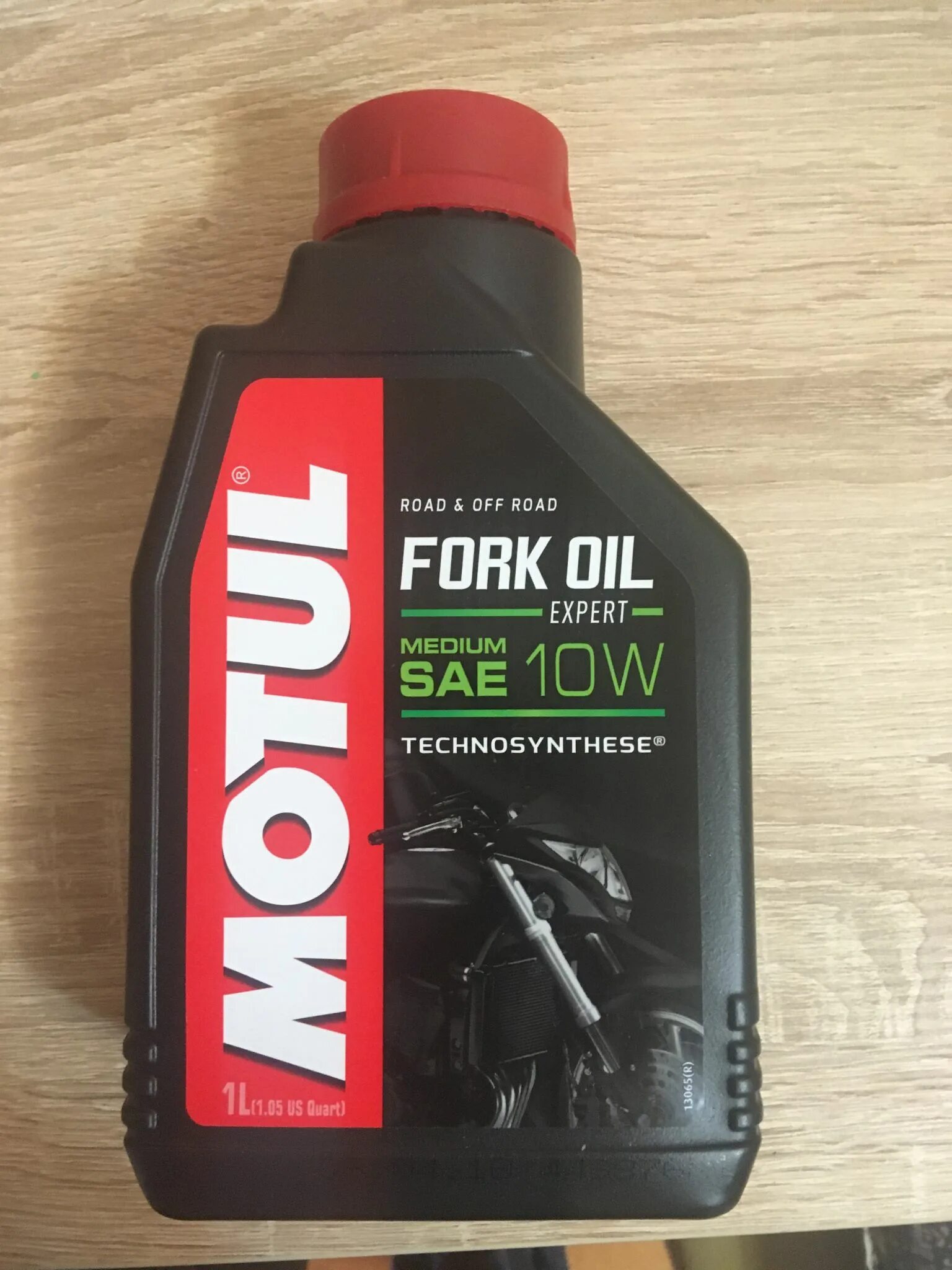 Motul 105930 вилочное. Motul масло вилочное Expert 10w. Мотюль 10w fork Oil. Motul fork Oil w10 Medium.. Масло fork oil