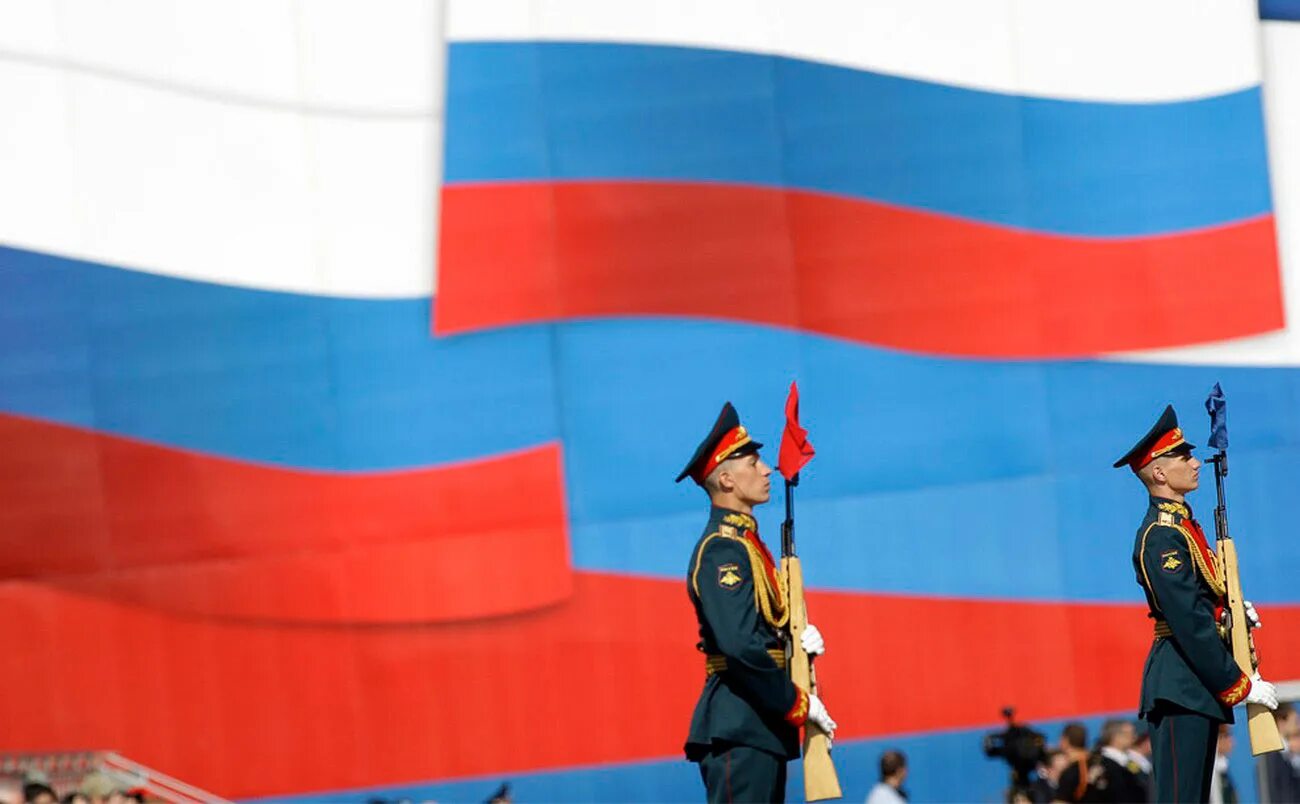 Солдат с российским флагом. Российские военные с флагом. Флаг России на параде. Солдат с флагом РФ.