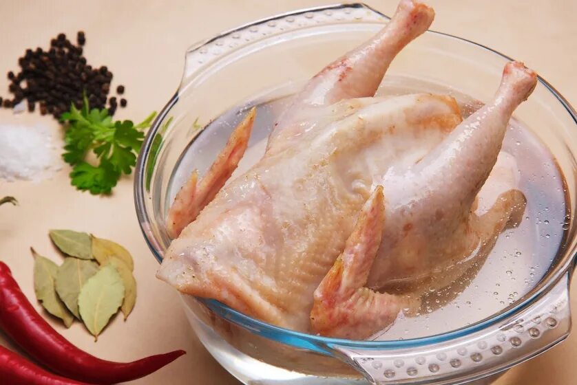 Варить курицу целиком в кастрюле