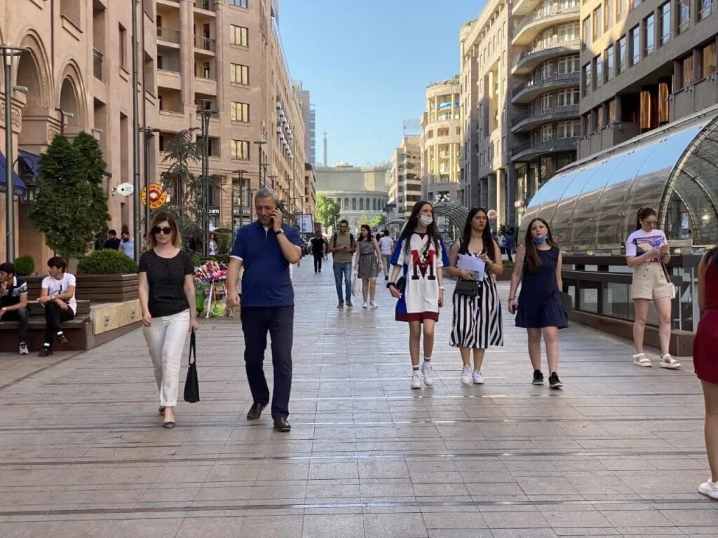 Армяне гуляют красиво. Ереван люди на Северный проспект. Северный проспект Ереван 2000. Ереван люди на улице. Жизнь в Армении.
