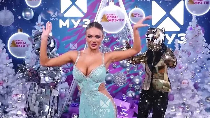 Танцы елка муз тв. Муз ТВ сцена. Выступление Преснякова с сыном видео на сцене.