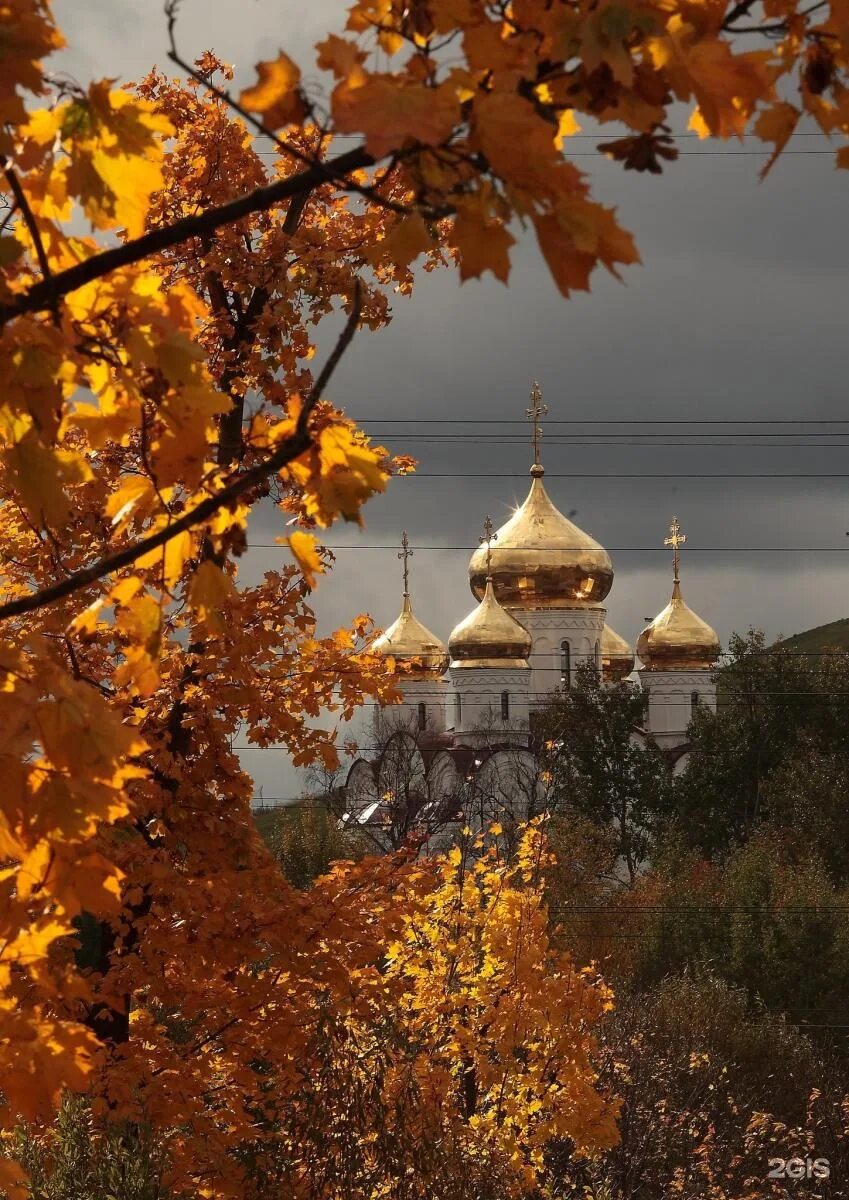 храм озерск осень покрова. воскресенский собор купола осенью старая русса осенью. троицкая церковь коломна осень. осенний брянск храм. гусь-железный троицкий собор вечером.