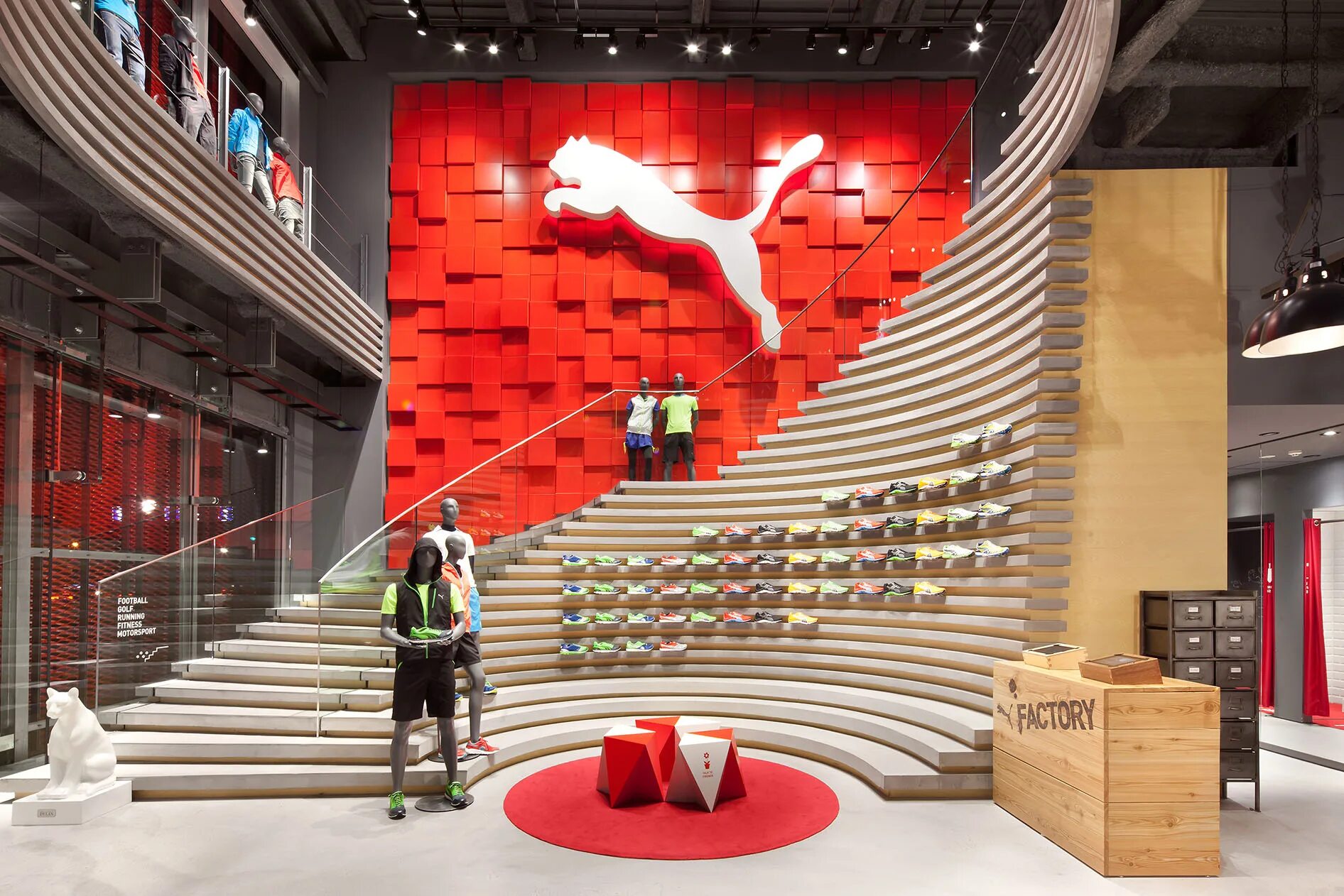 Пума аутлет. Пума спортивные магазин. Puma одежда. Современный магазин. Магазины пума в нью-йорке.