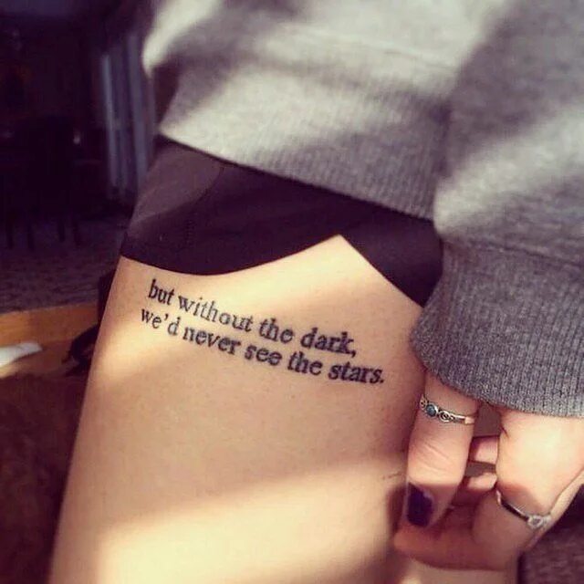 Man will die but not his ideas. Крутые Татуировки надписи. Фразы для тату для девушек. Мотивирующие Татуировки для девушек. Идеи для тату надписи.